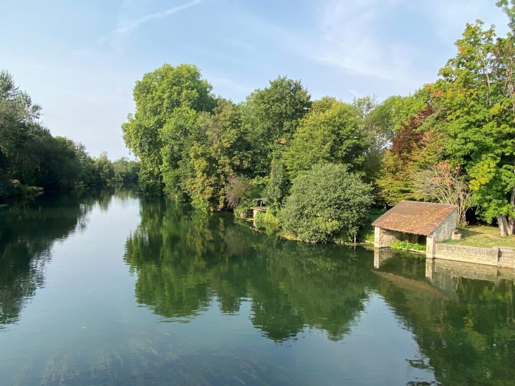 グレー風景　ロワン川沿いの洗濯場